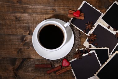 kahve fincanı, dekoratif kalpleri ve ahşap zemin üzerinde eski boş fotoğraf kompozisyonu