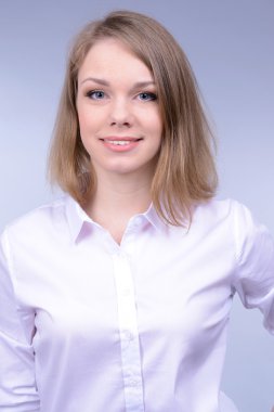 iş kadını gri arka plan üzerinde