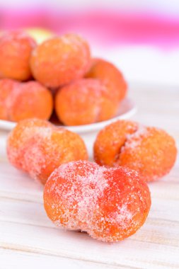 lezzetli kurabiyeler şeftali açık renkli tablo üzerinde