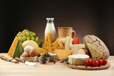 koyu arka plan üzerinde ahşap masa üstünde lezzetli süt ürünleri