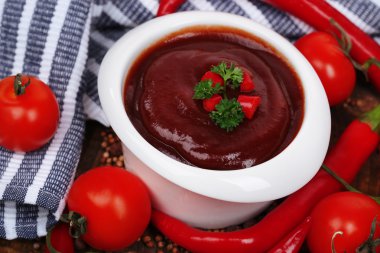 ahşap masa yakın çekim ıslak zeminde domates sosu 