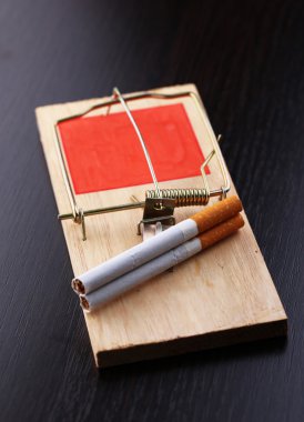 Sigara, üzerinde beyaz izole ile fare kapanı