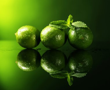 Koyu arkaplanda taze limon
