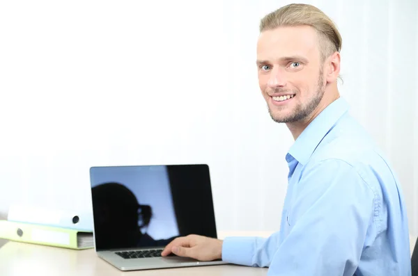 Mannen i office på arbetsplatsen — Stockfoto