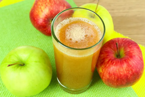 Gesunder frischer Saft aus Äpfeln hautnah — Stockfoto