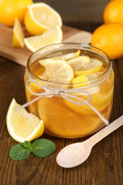 Leckere Zitronenmarmelade in Großaufnahme auf dem Tisch — Stockfoto