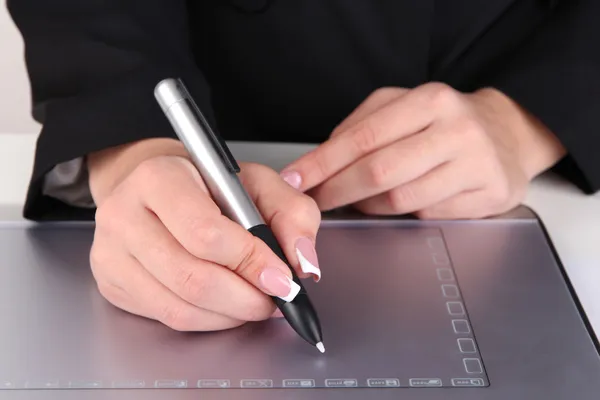 Mano femenina utilizando gráficos tableta en la mesa de cerca —  Fotos de Stock
