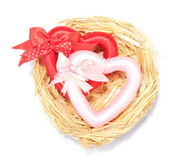 Coeurs décoratifs dans le nid, isolés sur blanc — Photo