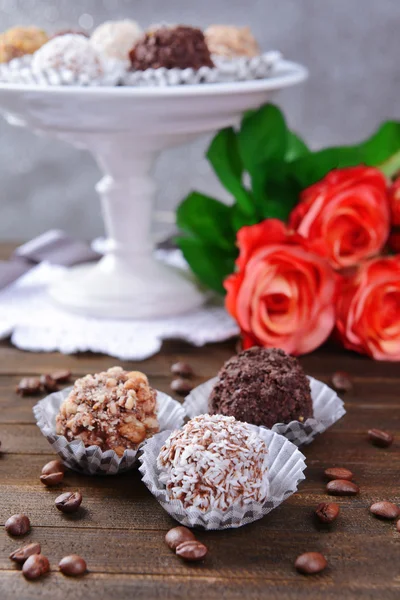 Conjunto de bombones de chocolate sobre mesa sobre fondo gris — Foto de Stock