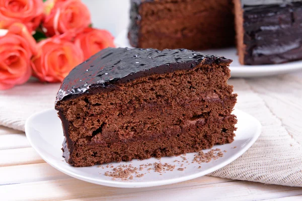 Délicieux gâteau au chocolat sur assiette sur table close-up — Photo