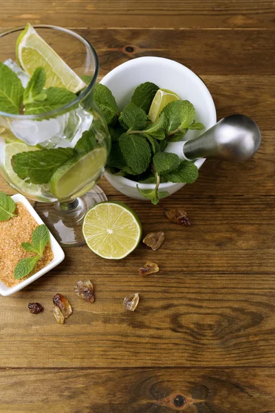 Ingrédients pour limonade, sur table en bois — Photo