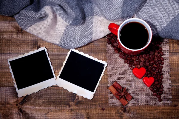 Composición con taza de café, corazones decorativos, especias a cuadros y viejas fotos en blanco, sobre fondo de madera —  Fotos de Stock