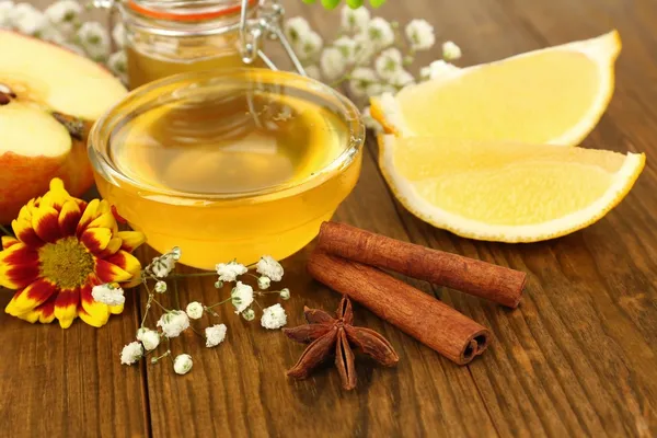 Dulce miel sobre mesa de madera — Foto de Stock