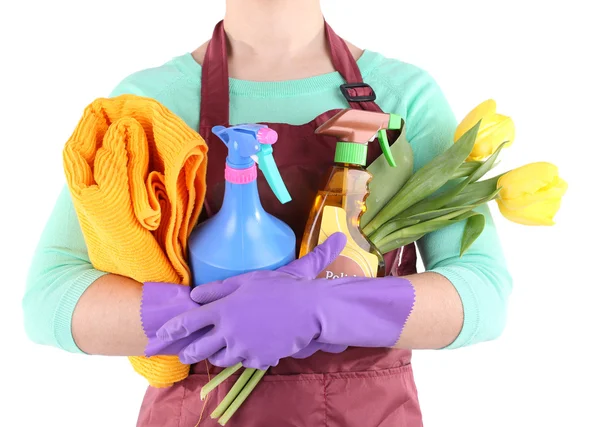 Femme au foyer tenant l'équipement de nettoyage dans ses mains. Photo conceptuelle du nettoyage du printemps. Isolé sur blanc — Photo