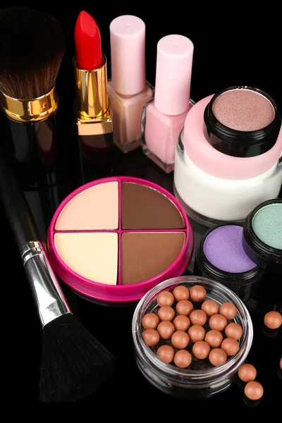 Professionele make-up tools op zwarte achtergrond — Stockfoto