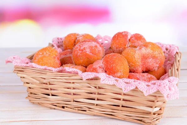 Вкусные персики в плетеной корзине на столе на светлом фоне — стоковое фото
