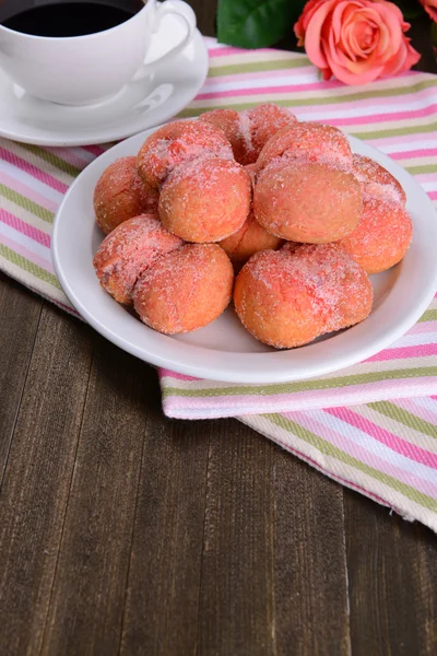 Herkullisia keksejä persikoita pöydällä lähikuva — kuvapankkivalokuva