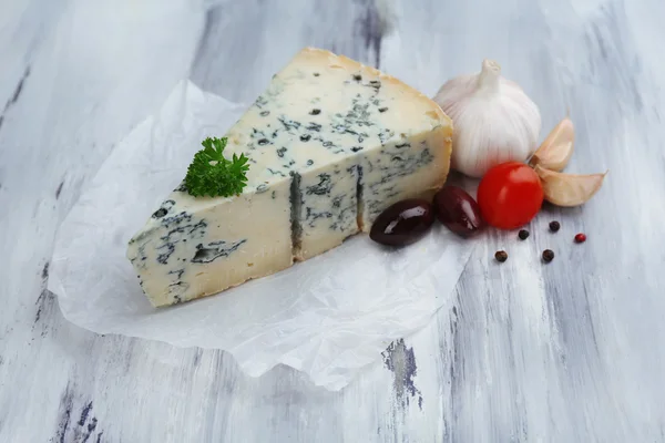 Smakelijke blauwe kaas op oude houten tafel — Stockfoto
