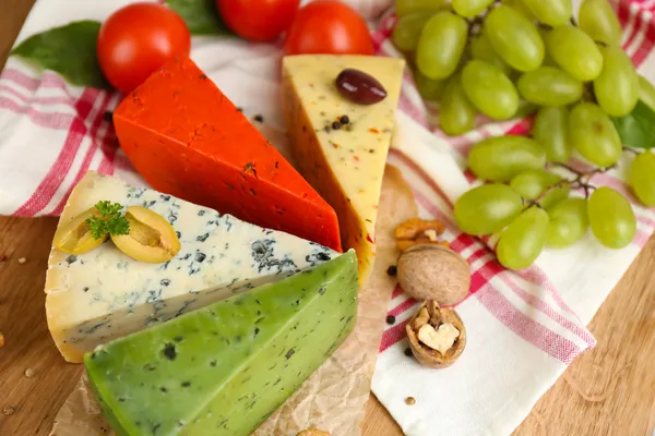 Diversi formaggi italiani sul tavolo di legno — Foto Stock