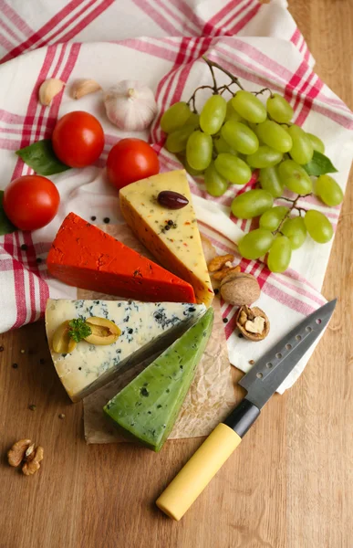 Différent fromage italien sur table en bois — Photo