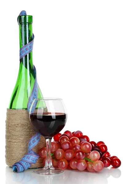 Vinho e fita métrica isolados em branco — Fotografia de Stock