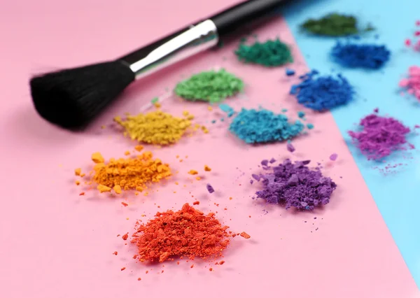 Regenbogen-zerkleinerter Lidschatten und professioneller Make-up-Pinsel aus nächster Nähe — Stockfoto