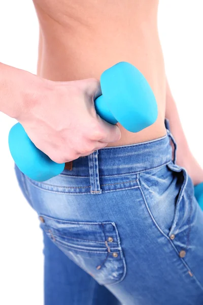 Jeune belle fille de remise en forme faisant de l'exercice avec haltères, gros plan, isolé sur blanc — Photo