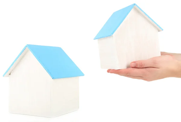 Pequeña casa de madera en manos aisladas en blanco — Foto de Stock