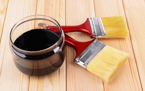 Applying protective varnish to wooden board close-up — Stock Photo, Image