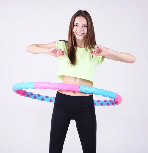 Frau macht Übungen mit Hula-Hoop-Reifen im Zimmer — Stockfoto