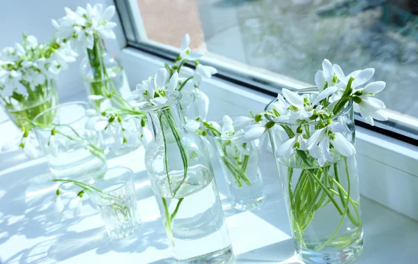 窓辺に花瓶の snowdrops の美しい花束 — ストック写真