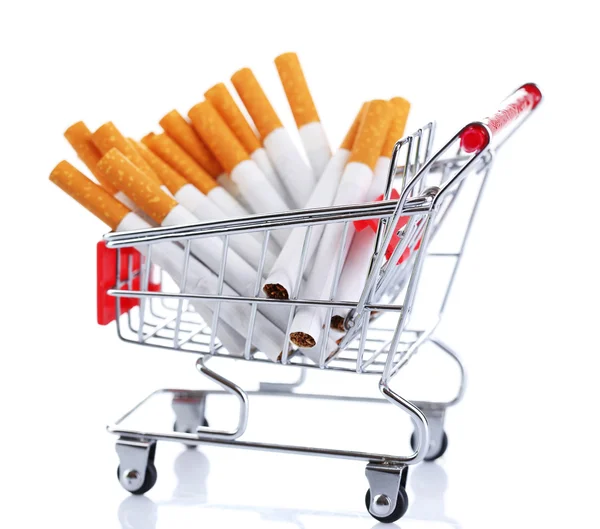 Sigaretten in winkelwagen geïsoleerd op wit — Stockfoto
