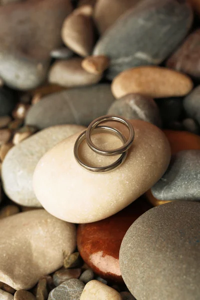 Anéis de casamento em rochas close-up — Fotografia de Stock