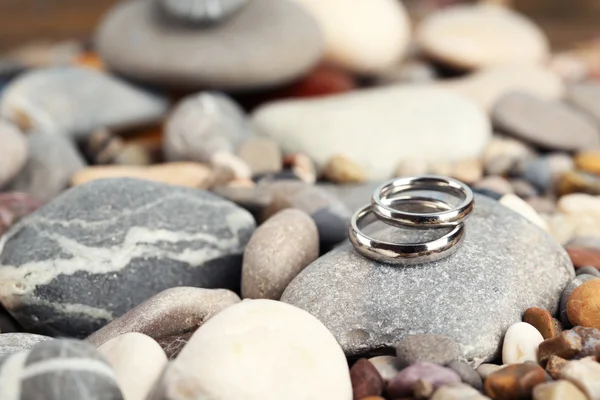Snubní prsteny na skalách detail — Stock fotografie