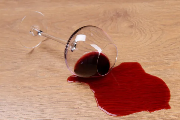 Overturned glass of wine on floor close-up — Stock Photo, Image