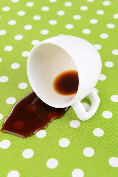 Umgestürzte Tasse Kaffee auf Tisch in Großaufnahme — Stockfoto