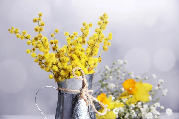 Galhos de flores de mimosa em vaso na mesa de madeira — Fotografia de Stock