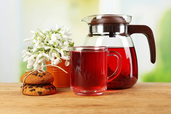 Gustose tisane e biscotti sul tavolo di legno — Foto Stock