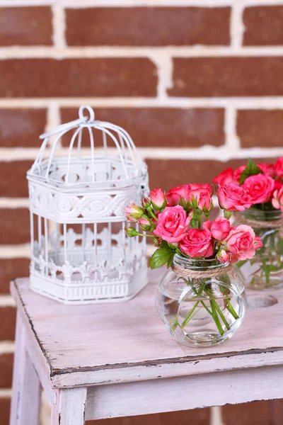 Krásné Zátiší s malými růžových růží — Stock fotografie