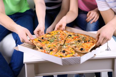 genç arkadaş divan Oturma odasında pizza yemek grubu