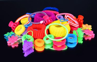 renkli barrette ve toka izole üzerinde siyah