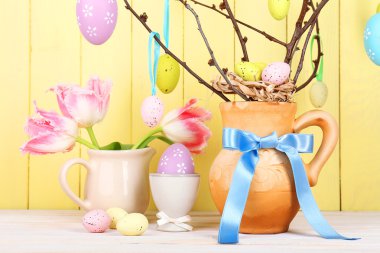 ahşap zemin üzerinde yumurta dalları ile Paskalya kompozisyon