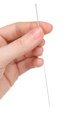 yandan, yakın için akupunktur iğnesi tutan eli. beyaz izole