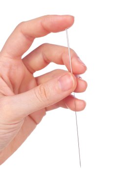 yandan, yakın için akupunktur iğnesi tutan eli. beyaz izole