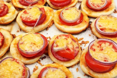 Küçük pizza pişirme kağıdı üzerinde kapat