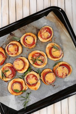 Küçük pizza pişirme kağıdı üzerinde kapat