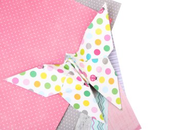 origami kelebek ve renkli kağıtlar üzerine beyaz izole