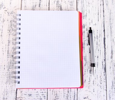 defter kalem rengi ahşap zemin ile