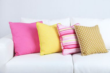 Beyaz kanepe ile oda içinde renkli yastıklar 