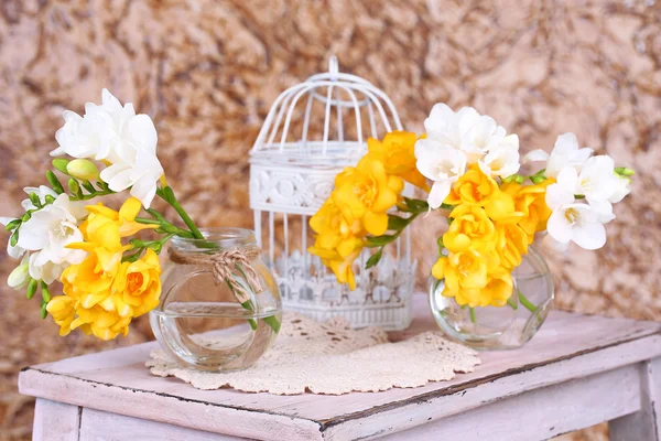 Hermosa naturaleza muerta con flores de freesia —  Fotos de Stock